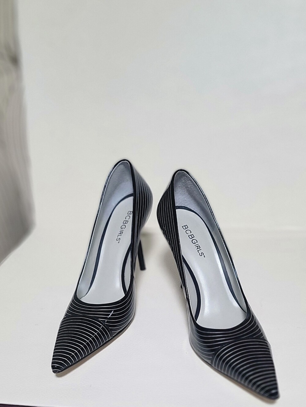 BCBGirls Y2K Black & Silver Striped Patent Pointed Toe 3.5" Heels Sz 8 - Picture 4 of 10